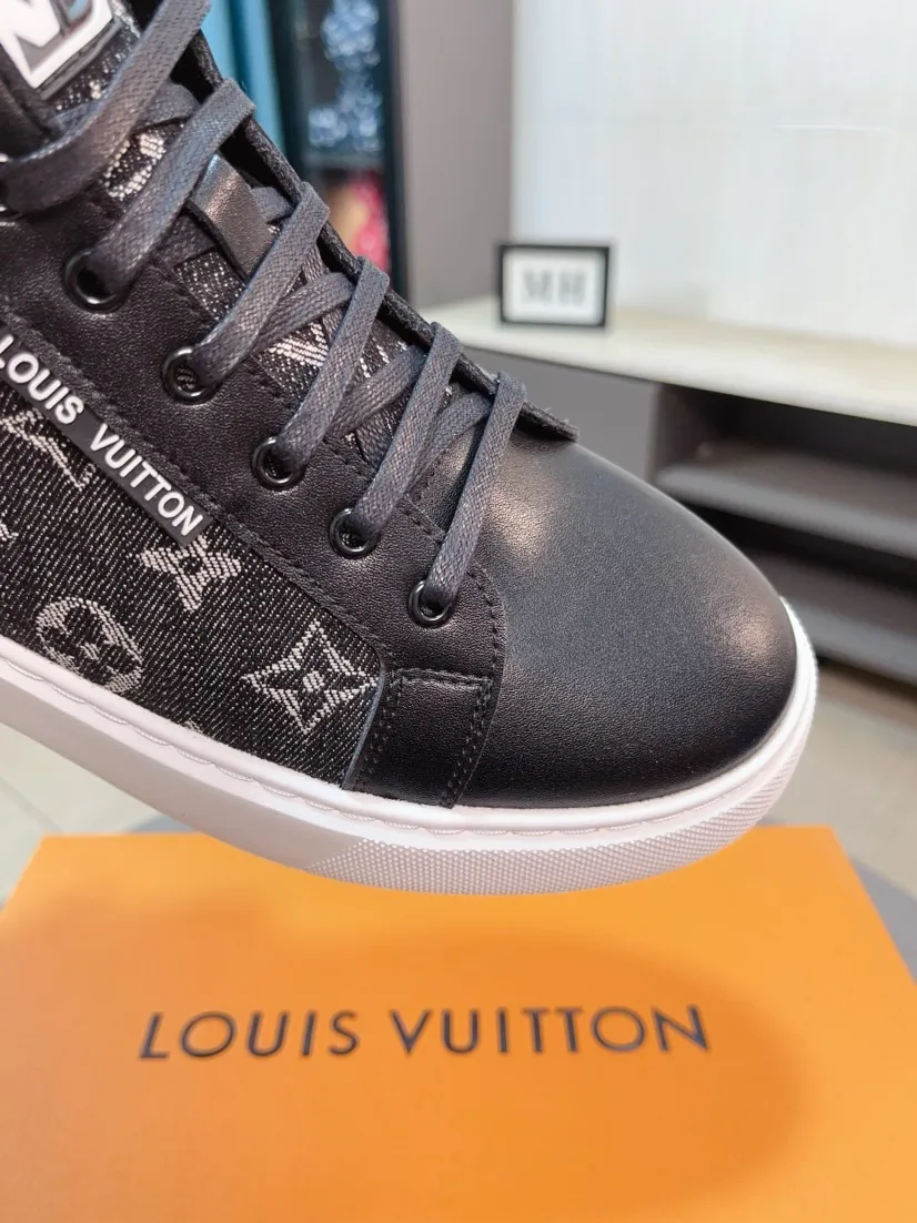 Men's shoes 💰440🌹🌹【LOUIS VUITTON】Same style on Louis Vuitton* official website🚹Men's high-top casual shoes❤️Same style as popular celebrities and big names ~ Best-selling at home and abroad Lv focuses on the checkerboard series...Imported first-layer cowhide with special fabrics➕Full sheep leather lining➕Brand-specific hollow outsole💎Produced by OEM The highest version🔍🔍Number of codes: 38-44,